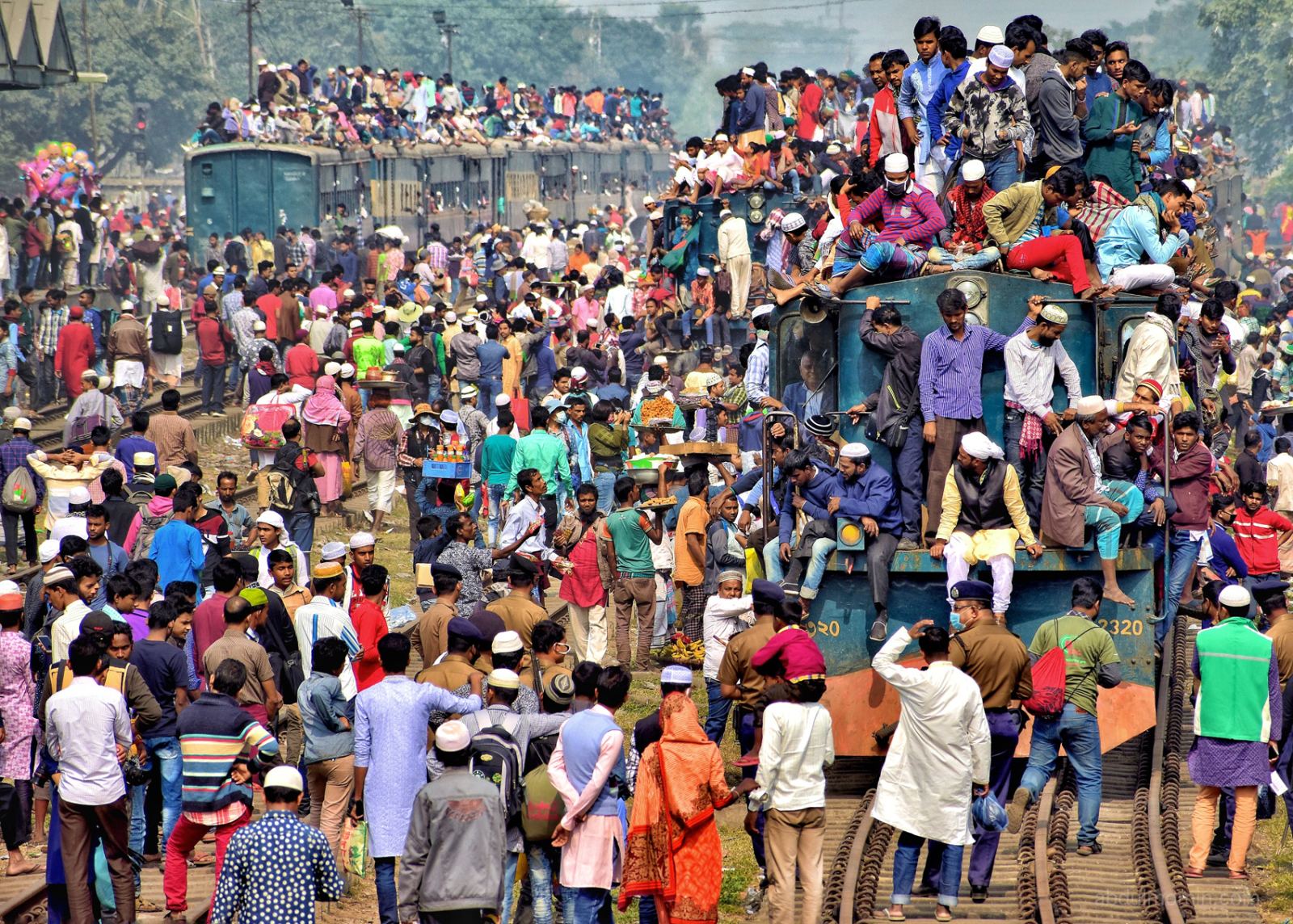 Dhaka Muslim Congregation Final Prayer and Train Rush